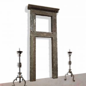 Antico portale con finestra in pietra. Epoca 1500.
